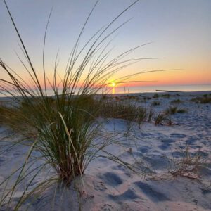 strand met zonsondergang