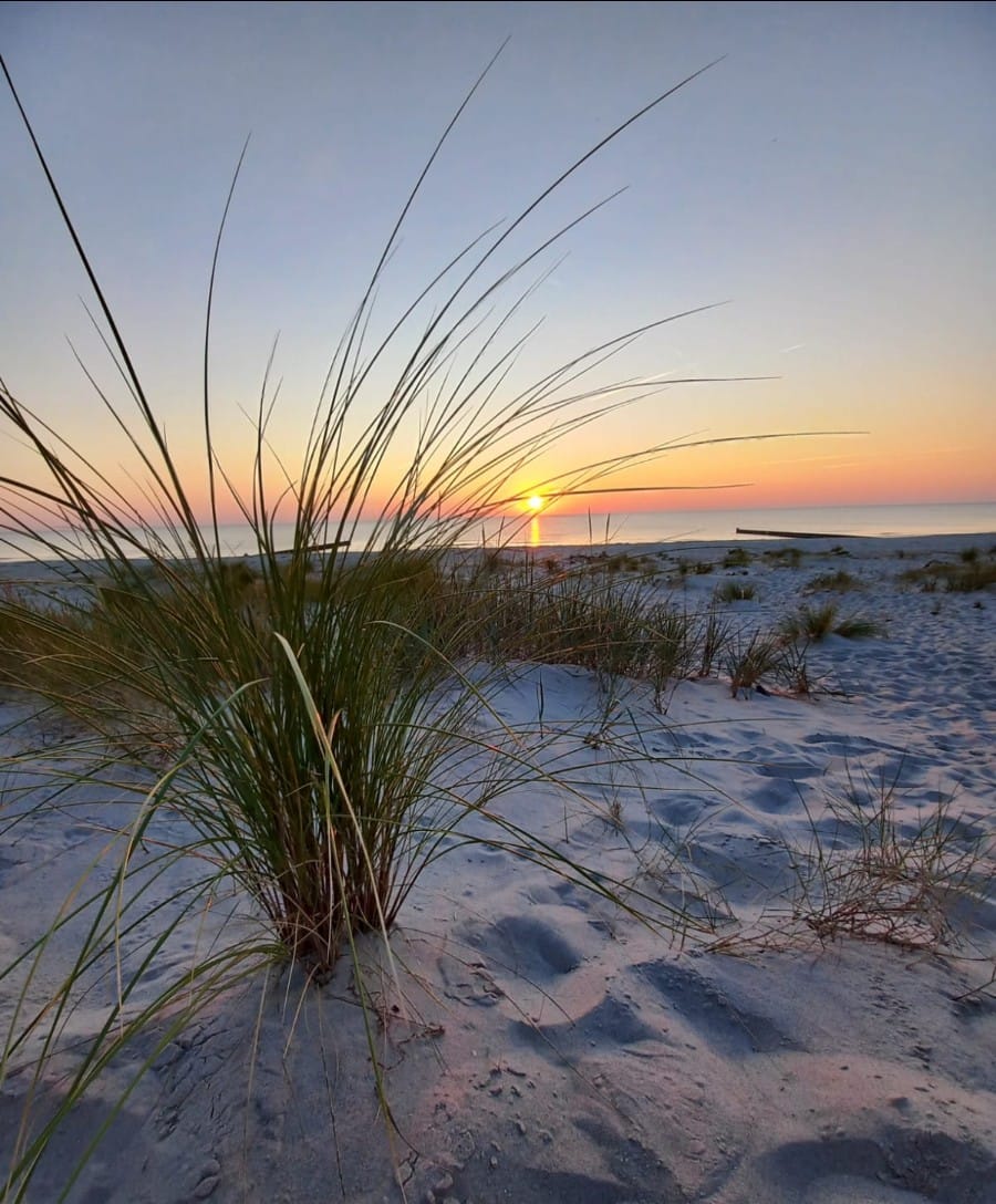 strand met zonsondergang